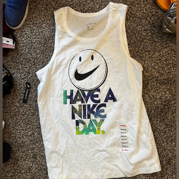 Nike Cream Tee with Logo - Picture 1 of 3